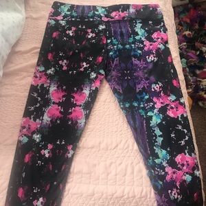 Fabletics Capri Mid Rise Powerhold Leggings